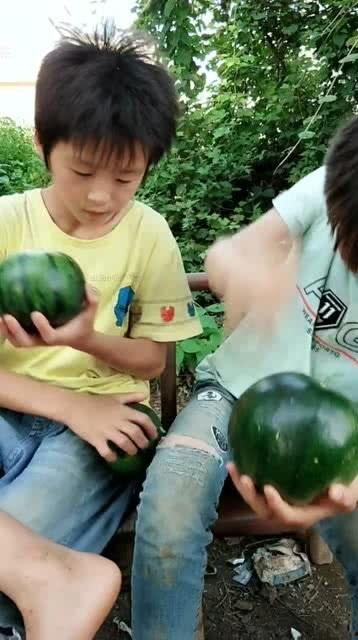 网红精神小伙吃瓜,网红背后的真实生活